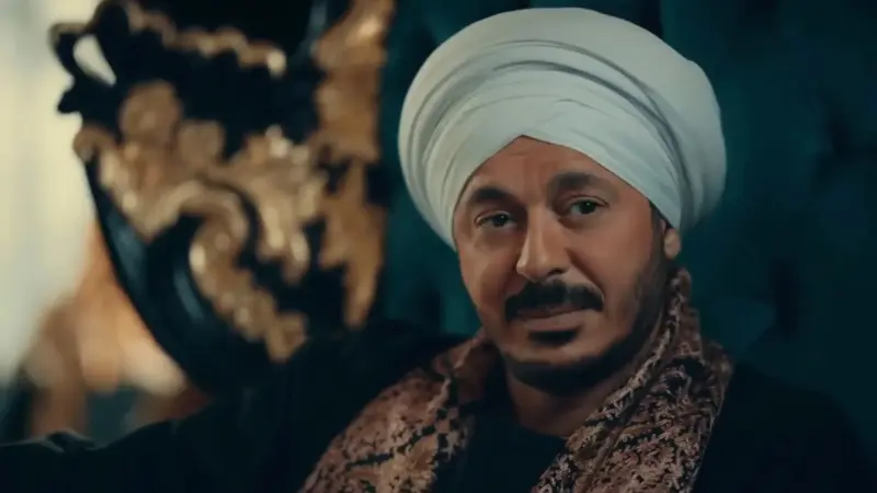 مسلسل حكيم باشا مصطفى شعبان الحلقة الثانية.. كيف سينجو بعد انفجار سيارته؟