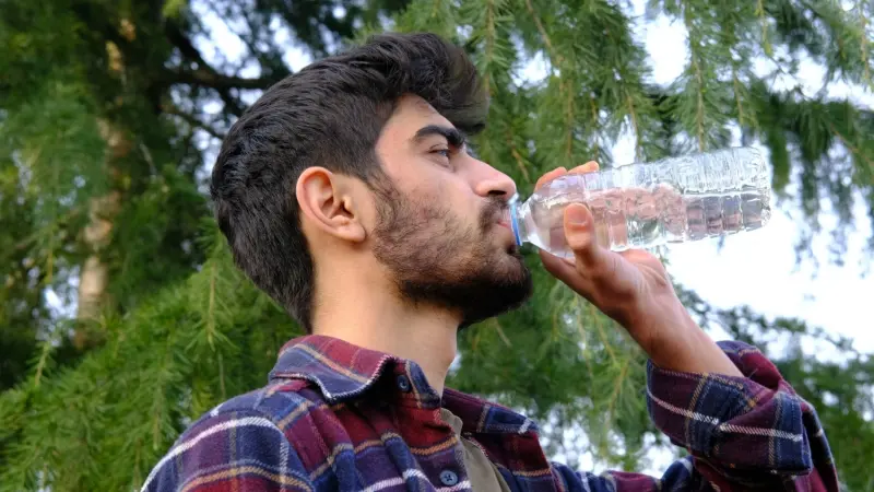 قنبلة صحية.. المياه المعبأة أخطر 3 مرات من مياه الصنبور