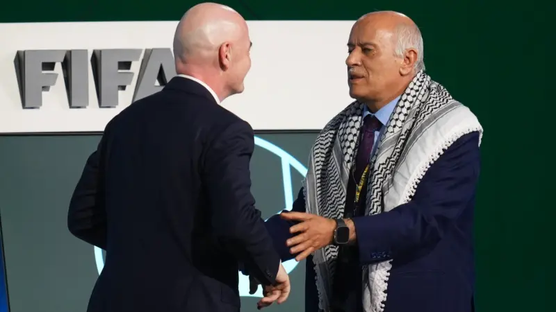 فيديو - الرجوب يحرج إنفانتينو ويرفض مصافحة ممثل إسرائيل