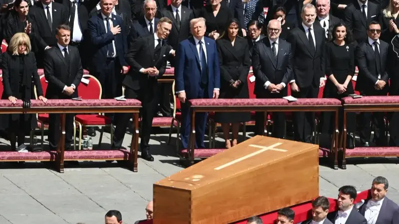 المشهد باختصار: انفجار في إيران يربك المفاوضات.. والعالم يودّع "بابا الفقراء"