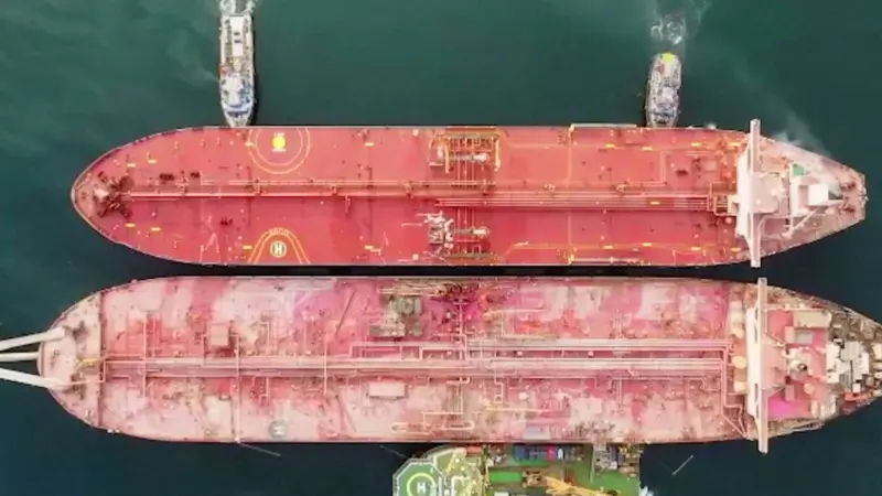 تفريع نصف النفط من الناقلة "صافر" قبالة سواحل اليمن