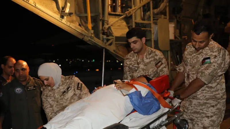 صور - بتوجيهات ملكية.. الأردن يجلي مصابين من مصر بطائرة طبية