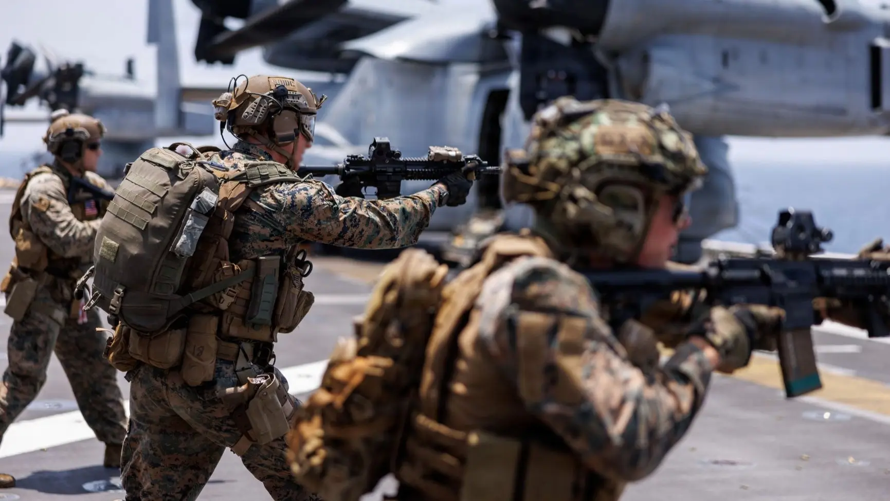 عاجل | تعزيزات أميركية ضخمة.. هل تتجه المنطقة نحو مواجهة جديدة مع إيران؟ 