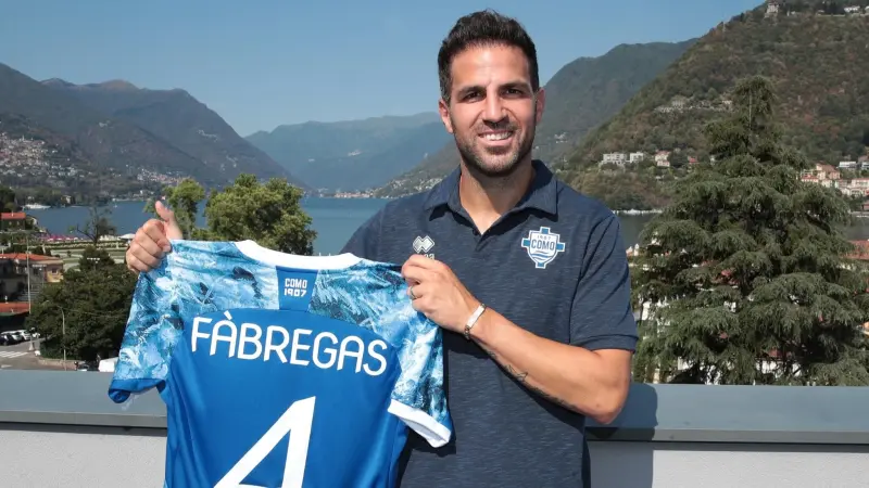 خطوة مفاجئة.. نجم أرسنال السابق يعين نفسه مديرا فنيا