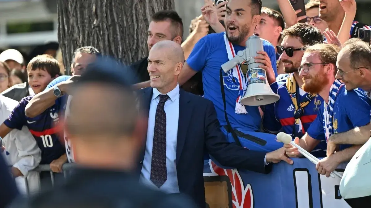 زيدان يبدأ العمل مع منتخب فرنسا (أ ف ب) زيدان يبدأ العمل مع منتخب فرنسا (أ ف ب)