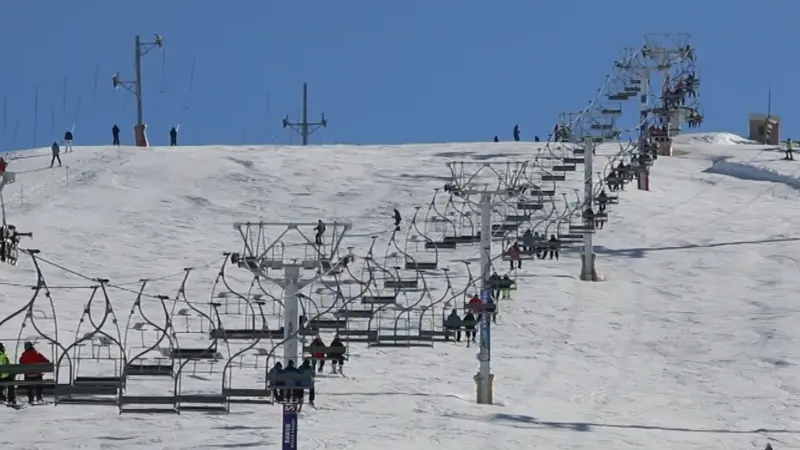 فيديو - رغم التوترات الحدودية مع إسرائيل.. موسم التزلج ينعش الاقتصاد في لبنان