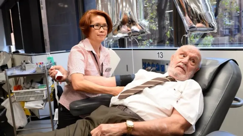 أنقذ أكثر من مليوني طفل.. وفاة أكبر متبرع بالدم في العالم