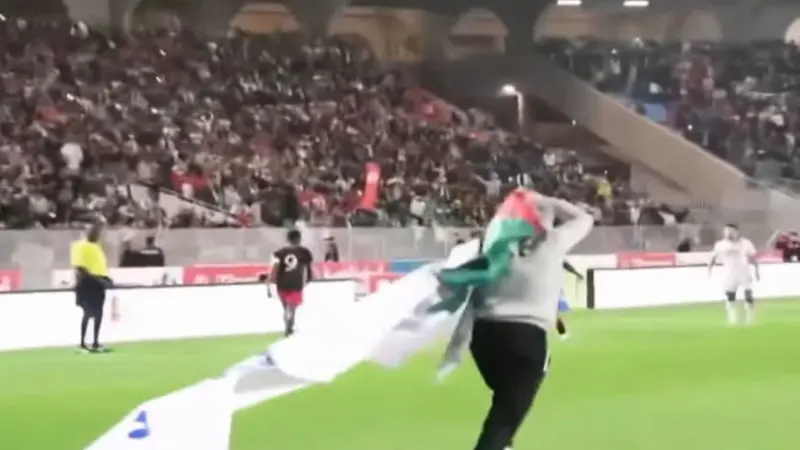 اقتحم الملعب.. من هو محمد أمين الطويهري ولماذا تضامن معه التونسيون؟