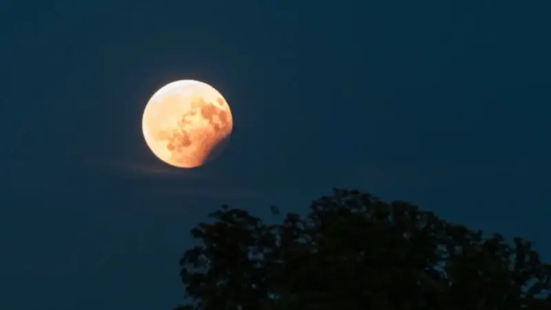 موعد خسوف القمر في مصر والسعودية والعراق واليمن.. تواريخ مهمة