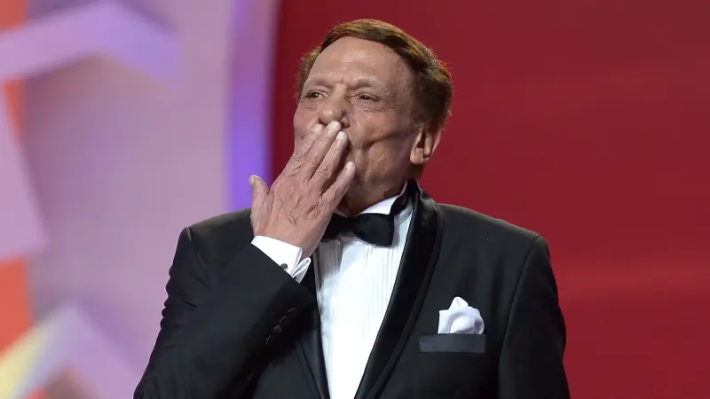 "أزمة صحية مفاجئة".. ما حقيقة نقل عادل إمام إلى المستشفى؟