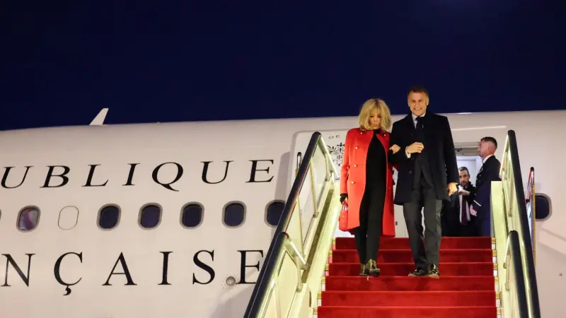 ماكرون يصل إلى بكين لإجراء مباحثات كبرى مع نظيره الصيني