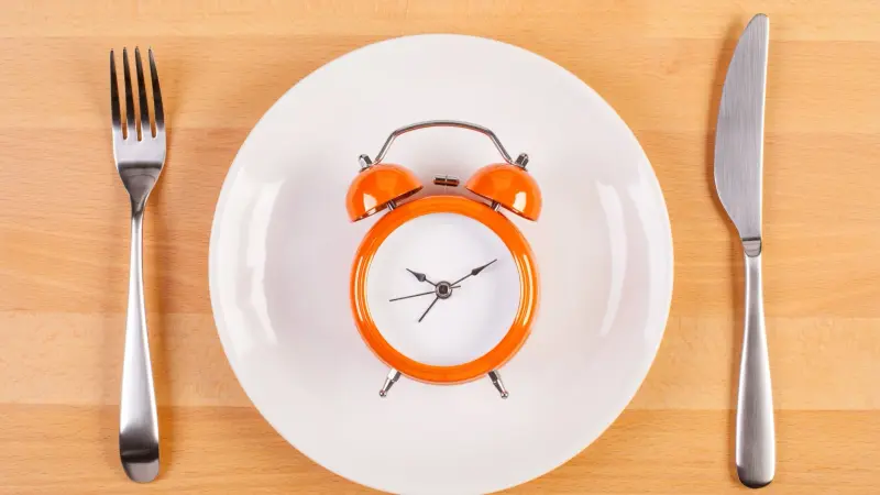 الصيام المتقطع.. دليل شامل لفوائده وكيفية تطبيقه بشكل صحيح