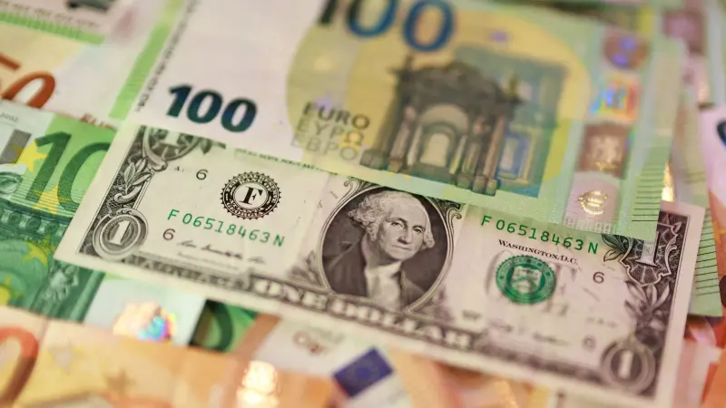 ضغوط قوية تدفع الدولار لأدنى مستوى في عدة أشهر