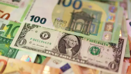ضغوط قوية تدفع الدولار لأدنى مستوى في عدة أشهر