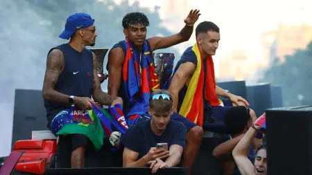 related_news_inside_blogsفيديو - لامين يامال يحمل علم فلسطين في احتفالات تتويج برشلونة بالليغا