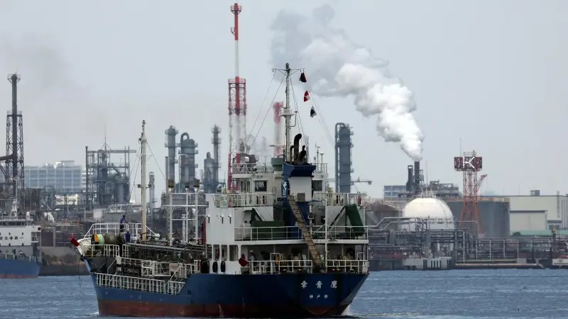 لماذا تراجع سعر النفط اليوم؟ خام برنت دون الـ100 دولار