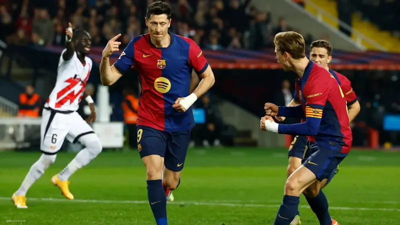 معلق مباراة برشلونة وأتلتيكو مدريد اليوم.. فهد العتيبي يتصدر القائمة