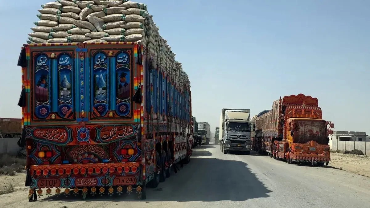 طوابير الشاحنات خنقت التجارة بين إيران وباكستان (أ ف ب) طوابير الشاحنات خنقت التجارة بين إيران وباكستان (أ ف ب)