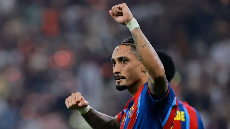 مدرب برشلونة فخور بفريقه.. ورافينيا: فليك غيّر حياتي