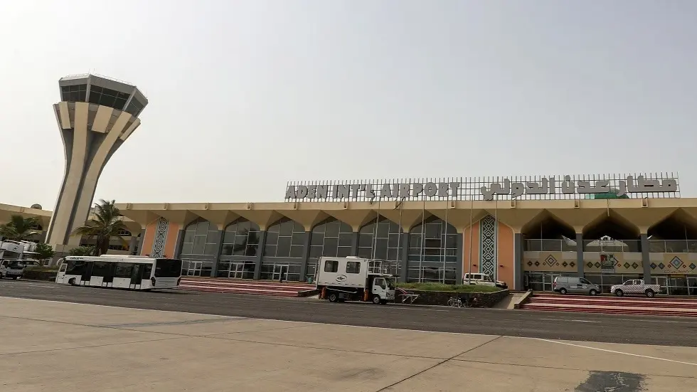 "الحوثيون" يطلقون صاروخين على مطار عدن الدولي "الحوثيون" يطلقون صاروخين على مطار عدن الدولي