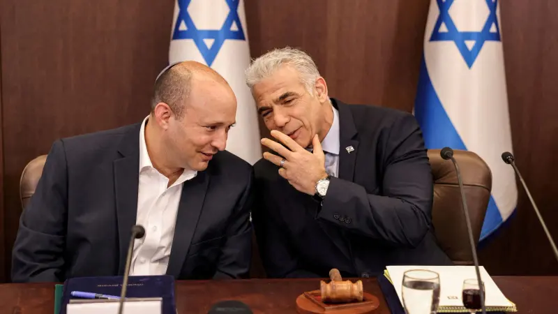 لابيد ونفتالي بينيت في قائمة واحدة.. هل ينجحان في إسقاط نتانياهو؟