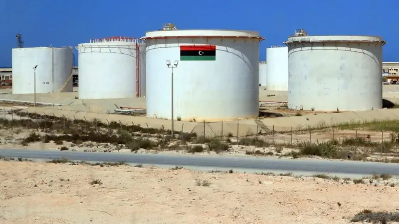 جماعة مسلحة تغلق خطا رئيسيا للنفط في ليبيا