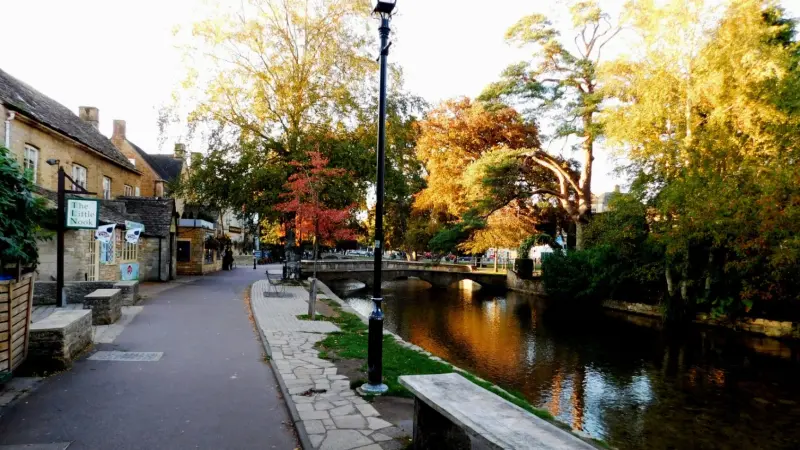 قرية إنجليزية تعاني من زيادة كبيرة بعدد السيّاح.. ما قصتها؟