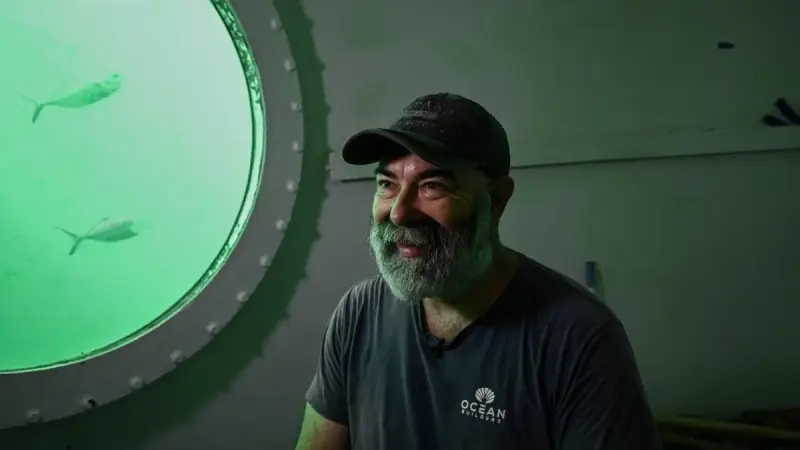 صور - ألماني يعيش تحت الماء أملا في دخول موسوعة غينيس