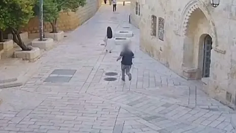 اعتداء عنيف على راهبة في البلدة القديمة بالقدس (رويترز) اعتداء عنيف على راهبة في البلدة القديمة بالقدس (رويترز)