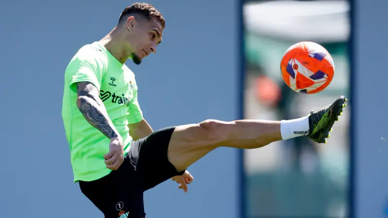 خورخي جيسوس يكشف موقفه "المفاجئ" من التعاقد مع أنتوني