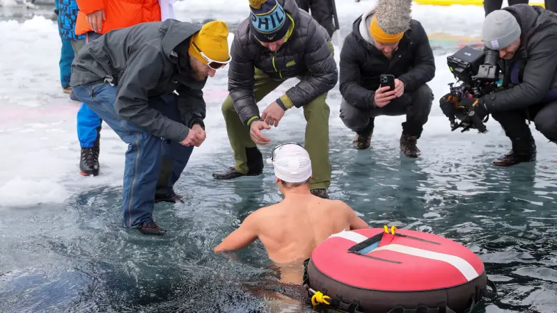تشيكي ينجح بالغوص من دون بذلة غطس في بحيرة متجمدة
