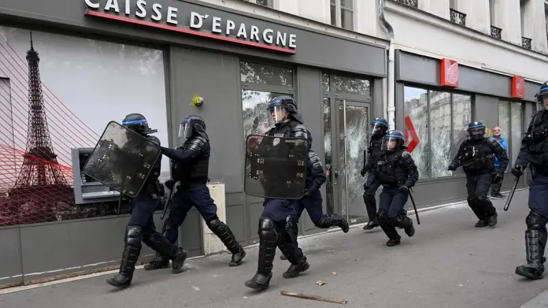 فيديو - "لا عدالة لا سلام".. اشتباكات بين متظاهرين والشرطة في باريس