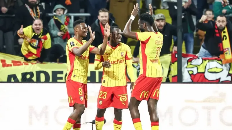 الدوري الفرنسي - سعود عبد الحميد يقود لانس لانتزاع الصدارة مؤقتًا من باريس سان جيرمان