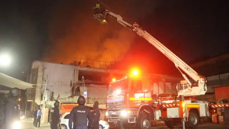 حالة من الذعر والهلع.. ما سبب حريق سوق البالة في إربد؟