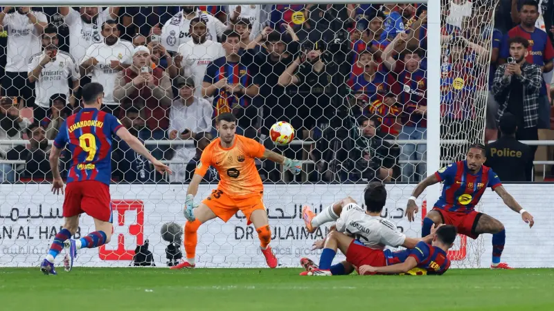 المشهد سبورتس: برشلونة بطل السوبر الإسباني.. ومانشستر يونايتد يواصل السقوط