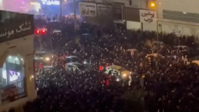 الاحتجاجات الإيرانية تتصاعد.. والحرس الثوري يتوعّد