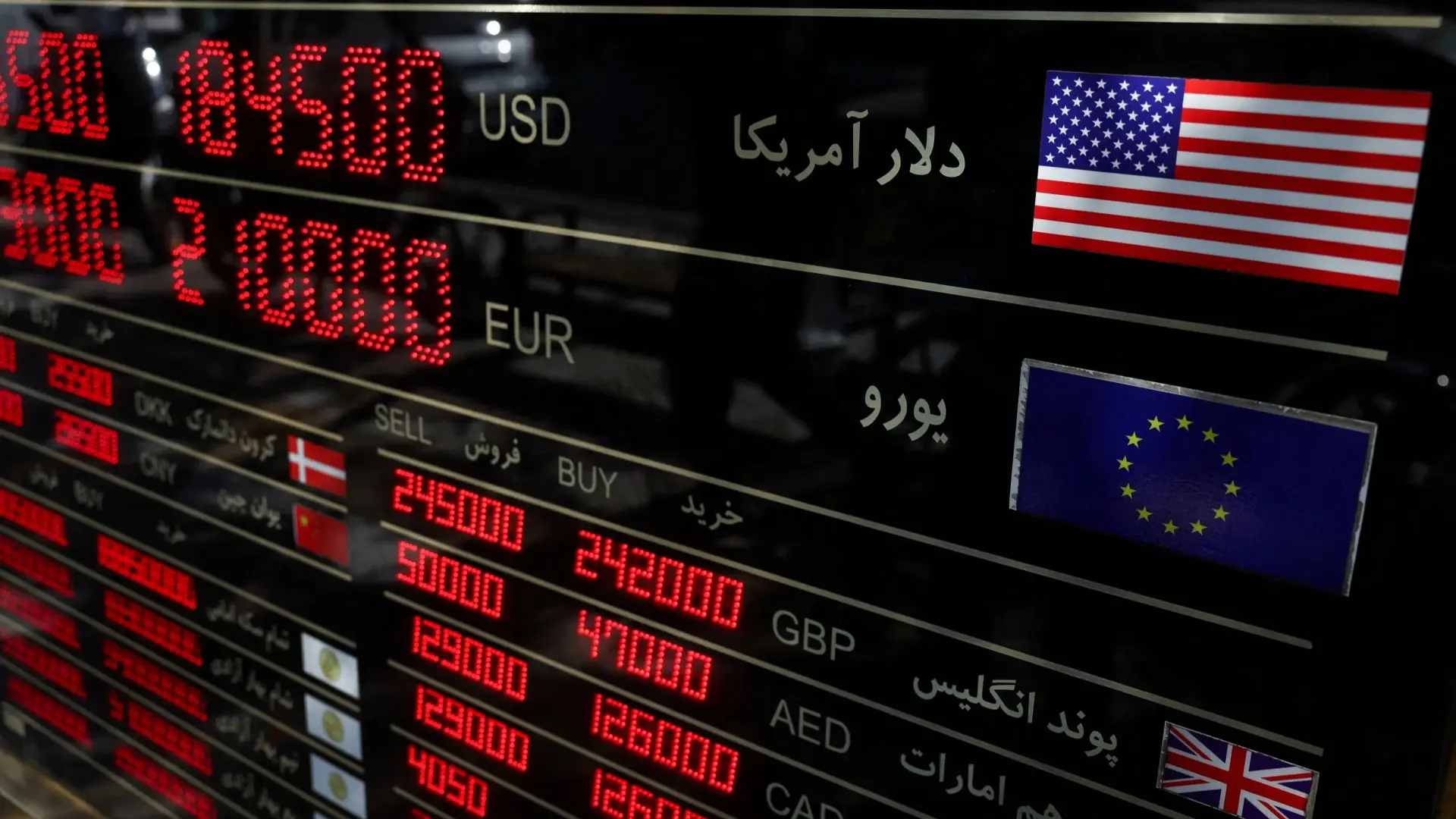 فقد الريال الإيراني نحو 15% من قيمته منذ إعلان ترامب حملة الضغط الاقتصادي (رويترز) فقد الريال الإيراني نحو 15% من قيمته منذ إعلان ترامب حملة الضغط الاقتصادي (رويترز)