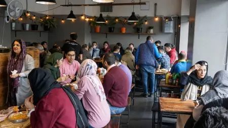 كيف أصبحت المقاهي "المتعة الأخيرة" لسكان طهران؟