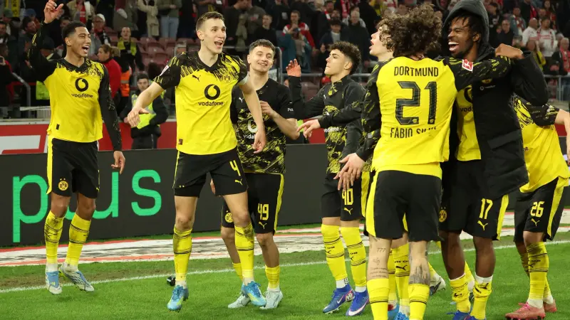 الدوري الألماني - دورتموند يخطف فوزا ثمينا عل شتوتغارت في الدقائق الأخيرة
