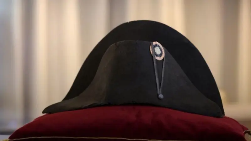 بيع إحدى قبعات نابليون مقابل 2.1 مليون دولار في مزاد بباريس