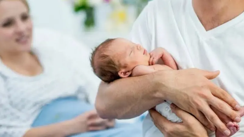 عطلة الأمومة في الجزائر ترتفع إلى 5 أشهر.. التفاصيل الكاملة لقرار الرئيس الجزائري