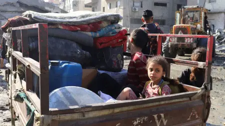 "كأنه زلزال".. سكان غزة ينزحون تحت القصف الإسرائيلي