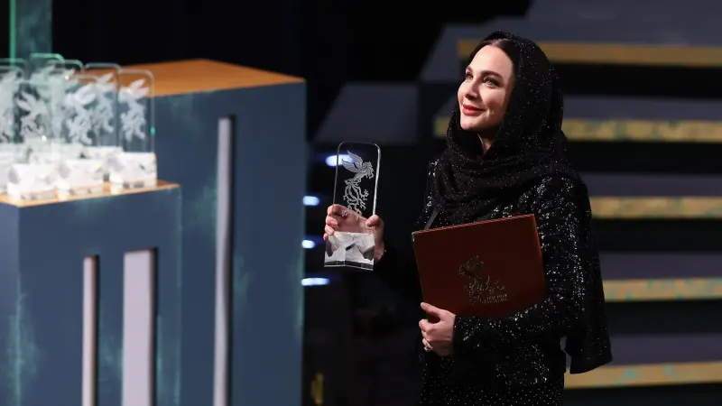 فيديو - سلاف فواخرجي تتوج في إيران بجائزة "السيمرغ البلورية"