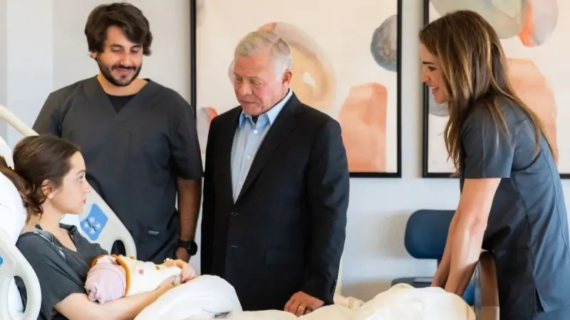 صور - الأميرة إيمان تخطف الأنظار في أول إطلالة رسمية بعد ولادة توأمتيها
