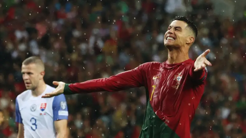 فيديو - نجم مانشستر يونايتد يتحدث عن هدية رونالدو غير القابلة للمس