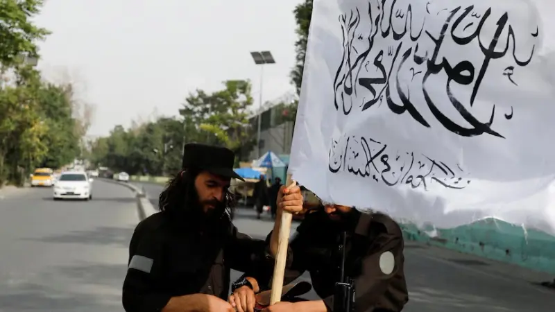 "طالبان" تحظر الهواتف الذكية وتلوّح بالمحاكم العسكرية