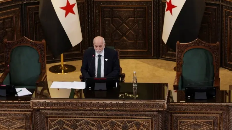 أول رئيس للبرلمان السوري بعد سقوط الأسد.. من هو عبد الحميد العواك؟