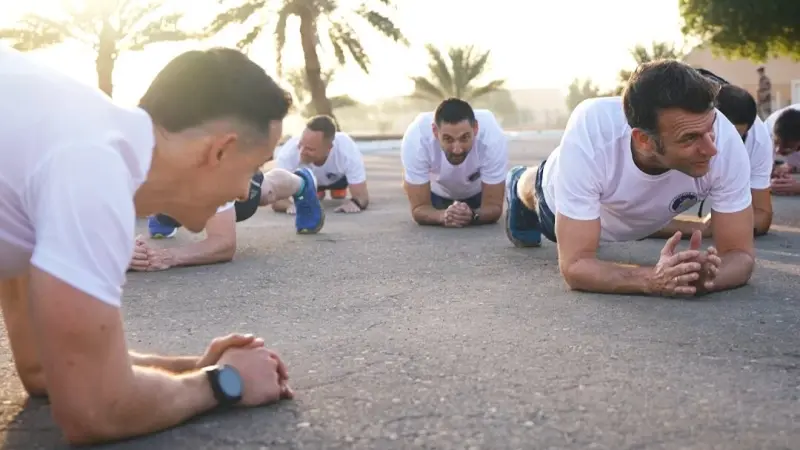 شاهد.. ماكرون يتمرّن مع جنود فرنسيين خلال زيارته للإمارات