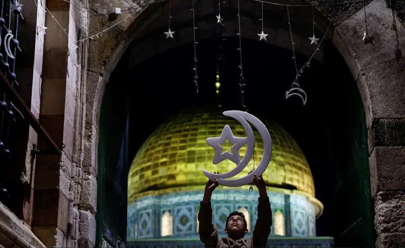 أجواء أول ليالي رمضان في مدينة القدس (رويترز)