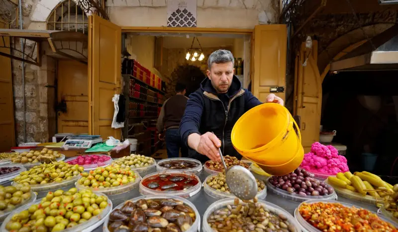 أجواء أول ليالي رمضان في مدينة القدس (رويترز)